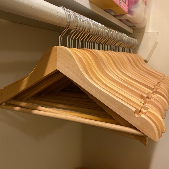 SOLD High quality wood hangers (10 per bundle) - Picture 4 of 4